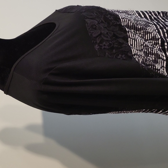 Laura long sheer sleeves - Picture 5 of 10